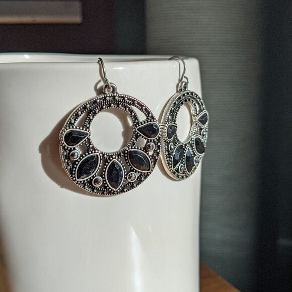 ROMAN Style Classic Earings Black Stones - Picture 1 of 3